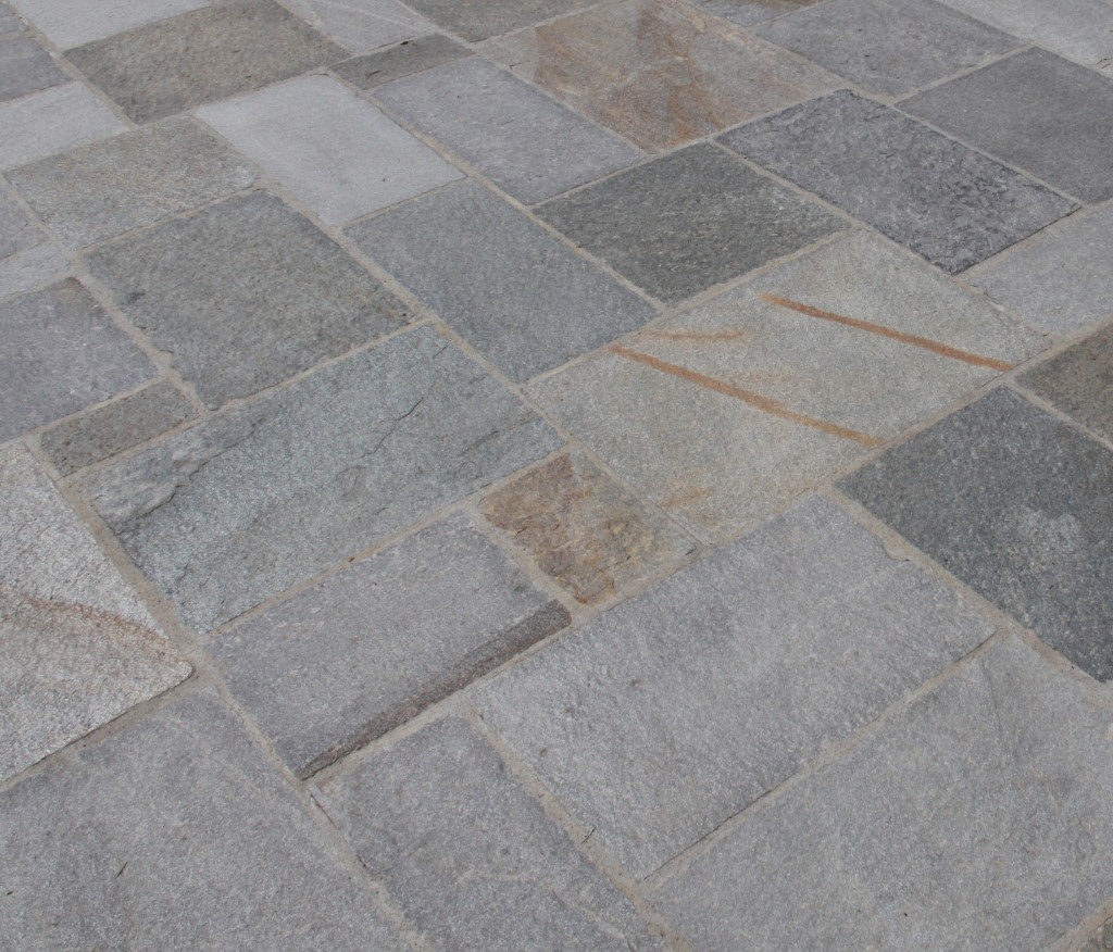 Piazzale realizzato con quadrettoni martellinati a mano, posa scozzese colori misti