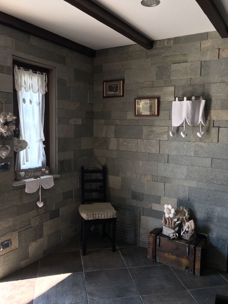 Ambiente rivestito in pietra naturale - Art of Stone